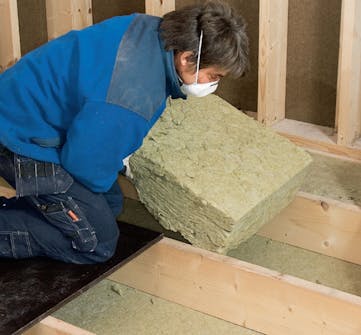 Rommet mellom bjelkene fylles med isolasjon Rommet mellom bjelkene fylles med isolasjon